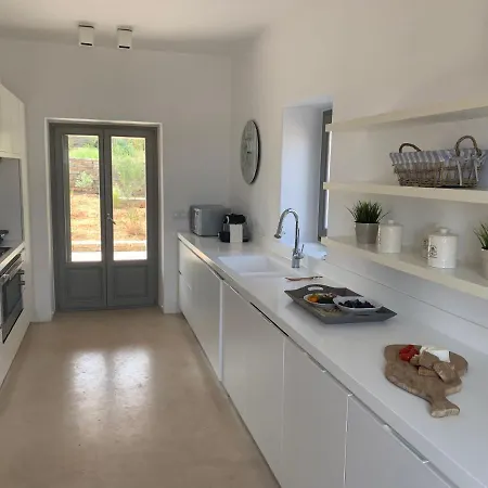 Soros Beach Villa, فيلة أنديباروس